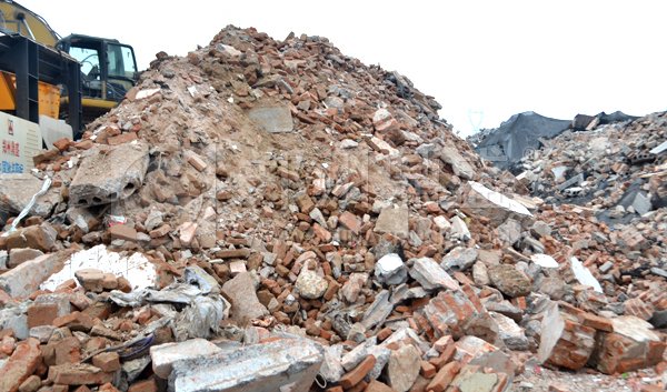 【建筑垃圾】無揚塵履帶式移動破在鄭州高新區粉碎拆遷建筑垃